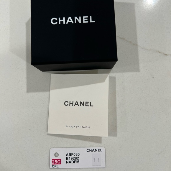 🔥CHANEL 🔥NEW COLLECTION White Drop Earrings with Iconic Logo and Pearl Elements - Picture 8 of 13